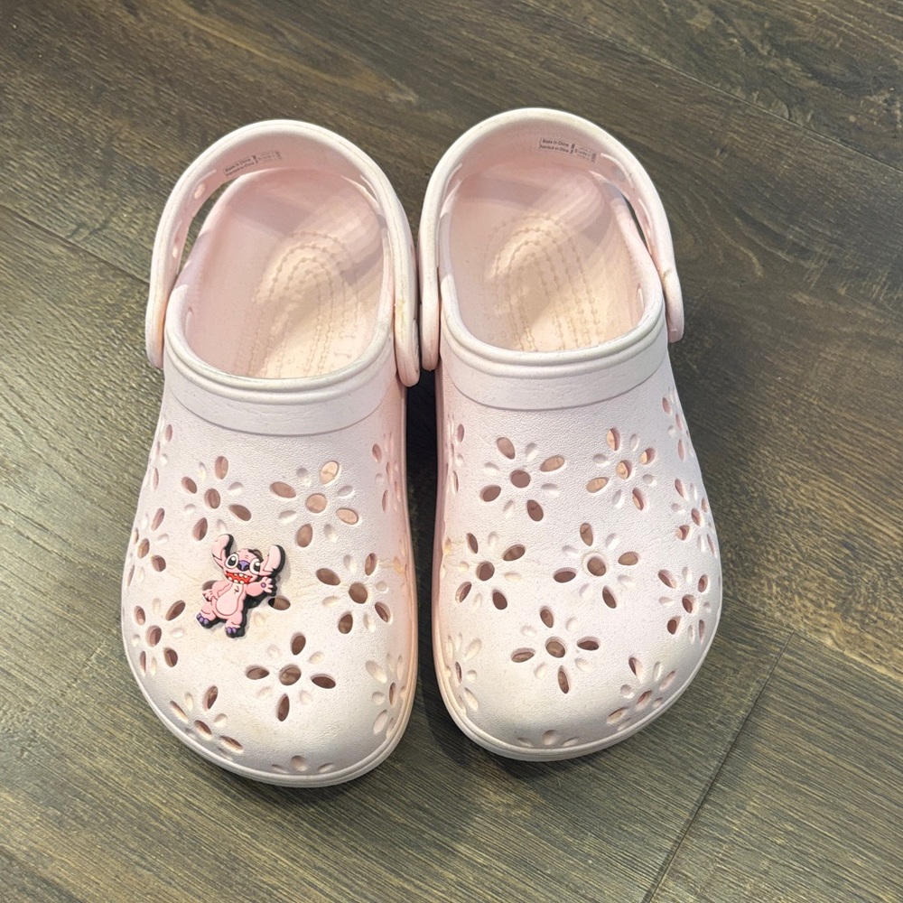 CROCS Girls Light Pink Floral Cutout Clogs with Charm